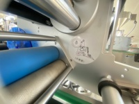 Machine d'étiquetage automatique de plateaux, étiqueteuse pour surfaces planes avec enveloppement inférieur et supérieur