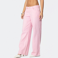 Jean baggy rouge et rose tendance 2026 pour femme, coupe droite taille basse, idéal pour le quotidien