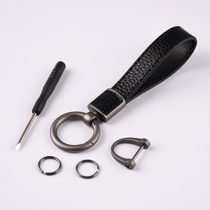 พวงกุญแจหนังลายลิ้นจี่เรียบง่าย พวงกุญแจคู่โลหะพร้อมสายคล้องมือ จี้ห้อยกระเป๋า สลักชื่อได้ เป็นของขวัญ ทำจาก PU และโลหะผสมสังกะสี - Product Image 6