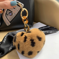 Porte-clés à pompon en peluche légère Ornement de sac en forme de coeur Premium Soft for Love Porte-clés de voiture Fuzzy Cadeau personnalisé
