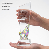 Trophée personnalisé en cristal irisé avec base en diamant gravée pour la reconnaissance des employés lors de galas annuels d'entreprise