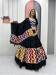 Lehenga Choli Noir Traditionnel avec Imprimé Zigzag Coloré en Coton Numérique, Tenue de Mariage pour Femme, Longueur au Sol, Coupe Ample - Product Image 5