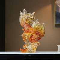 Sculpture transparente en résine ambrée de deux poissons rouges avec base ondulée, ornement de table porte-bonheur pour l'abondance annuelle