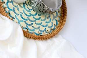 Plateau de service en rotin fait main avec nacre pour le stockage des aliments avec plateau en céramique à l'intérieur - Product Image 4