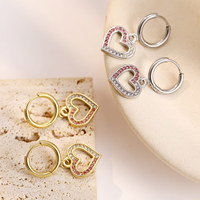 Anting-anting baja tahan karat dengan liontin berbentuk hati berongga yang dihiasi zircon, menampilkan kepribadian yang unik.