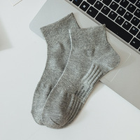 Vente en gros de chaussettes personnalisées Chaussettes de sport blanches pour hommes Chaussettes unisexes en coton avec logo personnalisé