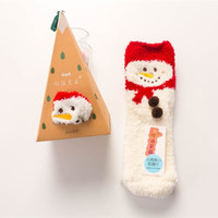 Chaussettes de Noël en polaire corail épaisse OEM avec broderie 3D de dessins animés, conçues pour l'intérieur en hiver, chaussettes douces et moelleuses pour la maison