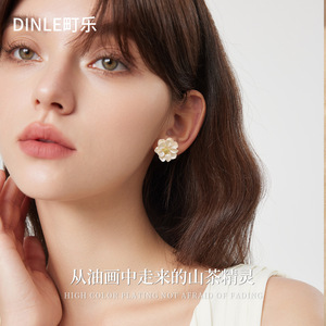 ต่างหูดีไซน์ดอกคามิลเลีย Dinle เงินแท้ S925 รูปทรงดอกไม้ เหมาะสำหรับใส่ทุกวัน - Product Image 1
