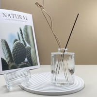 Bouteille ronde de diffuseur d'arômes de décoration de maison à rayures de 100ml avec impression de logo personnalisé Bouteille de diffuseur de parfum en verre de roseau transparent de 3oz