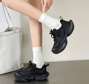 Zapatillas retro de malla a rayas grises y rosas para parejas, de la marca francesa de diseñador. Zapatos Oxford casuales con suela gruesa y elevada - Product Image 6