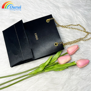 Bolsa Rectangular Negra para Joyería con Asa de Cadena Dorada y Elegante Diseño de Logotipo Impreso - Product Image 4
