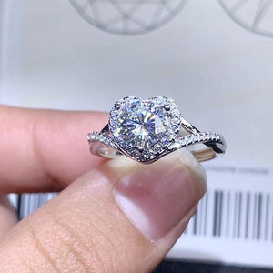 Anello F1422 con Diamante Taglio Cuore in Oro Bianco, Diamante Naturale per Fidanzamento, Colore G, con Pietre Laterali - Product Image 1