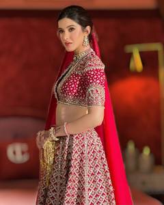 Lehenga Choli en soie traditionnel indien, orné de sequins, de Zari et de travail de Dori, pour tenue de mariage pour femmes, longueur au sol. - Product Image 2
