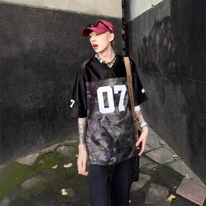 Camiseta Casual Masculina Camuflaje Manga Corta Estilo Americano Secado Rápido Cuello en V 07 - Product Image 3