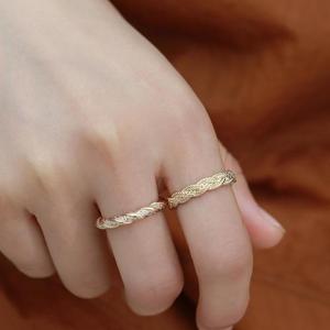 Bague torsadée tricotée intemporelle inspirée de l’or 10 carats, chic français empilable dans un ton doré clair - Product Image 5