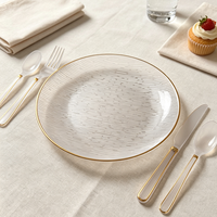 Assiettes de présentation rondes en plastique de 7 pouces avec bord doré et texture lignée horizontale pour la décoration de table de mariage, banquet ou fête