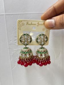 Pendientes de piedra Kundan y Perla chapados en oro - Product Image 2