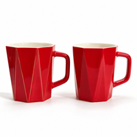 Mug Perjalanan Porselen Merah Bersegi Grosir dengan Garis Emas, Motif Garis Sederhana, Cangkir Kopi dengan Logo Kustom di Bagian Bawah, Aman untuk Microwave dan Mesin Cuci Piring, Bebas BPA