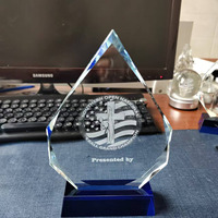 Usine en gros k9 modèles d'iceberg en cristal vierge bouclier logo gravé au laser personnalisé trophée en verre de cristal récompenses pour événement sportif