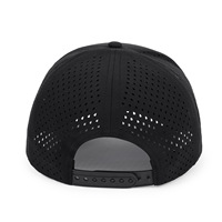 Gorra Trucker de 6 Paneles de Malla de Poliéster en Blanco, Personalizable con Bordado, Perforaciones Láser de Alta Calidad, Resistente al Agua y con Visera Curva