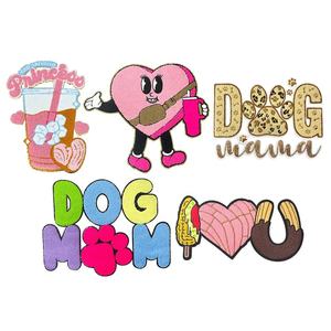 Parche de Chenilla Bordado Termoadhesivo de Gran Tamaño para el Día de la Madre, con la Leyenda 'Dog Mom', para Café - Product Image 1