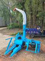 Moissonneuse-batteuse à maïs à quatre rangs entraînée par tracteur pour l'ensilage, haute performance et efficacité élevée pour le bétail