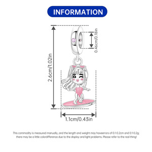 Disponible en laiton blanc, avec une petite fille faisant du surf ; un bracelet/accessoire DIY unique et haut de gamme pour femmes. - Product Image 3