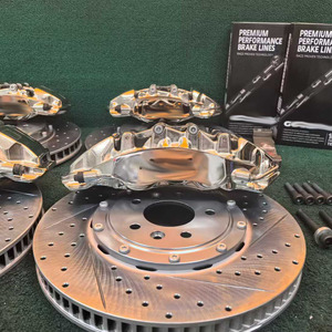 Kit d'étriers de frein nickelés <span class=keywords><strong>AP</strong></span> <span class=keywords><strong>Racing</strong></span> 9560 avant 6 <span class=keywords><strong>pistons</strong></span> et 9541 arrière <span class=keywords><strong>4</strong></span> <span class=keywords><strong>pistons</strong></span>, compatible avec les disques de frein percés Lotus 380x34mm et 355x28mm. - Product Image 2