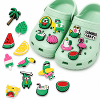 Breloques de chaussures d'été hawaïennes personnalisées en gros, en caoutchouc souple, motifs tropicaux (palme, pastèque, flamant rose, paresseux), pour la décoration de sabots, en vrac
