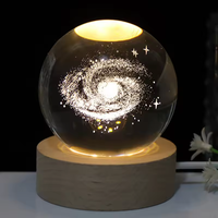 Artisanat, base en bois, boule de cristal du système solaire qui brille la nuit, lampe de nuit à LED, rotation à 360 degrés, cristal moderne et tendance, 0,5