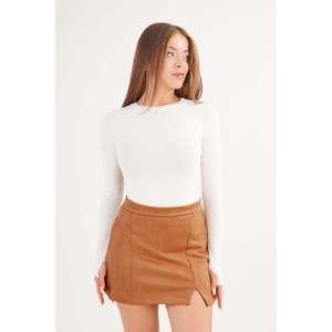 Minifalda de piel sintética color canela para mujer, cintura regular, material suave con abertura lateral, venta al por mayor - Product Image 3