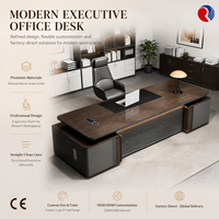 Bureau de direction professionnel avec deux meubles de rangement, style grain de bois brun et bords lisses