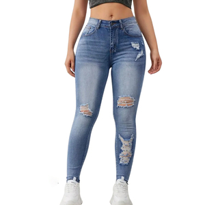 Jeans ajustados de corte contorneado para mujer, con tiro medio y peso de mezclilla optimizado para una versatilidad sin límites. - Product Image 1