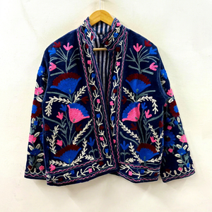 Chaqueta de terciopelo azul marino de lujo para mujer, bordada a mano con motivos florales tradicionales, estilo bohemio elegante. - Product Image 1