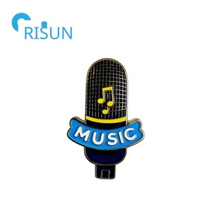 Fabricación Metal micrófono broche Pin insignia Hip Hop Rap MC Micro pines negro esmalte MIC <span class=keywords><strong>Mike</strong></span> micrófono solapa Pin para cantantes - Product Image 2