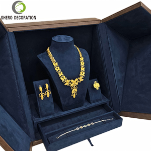 Ensemble de bijoux de luxe haut de gamme à motif carré en relief, fabrication sur mesure, vente en gros et au détail, bracelet, boucles d'oreilles, bague, boîte - Product Image 3