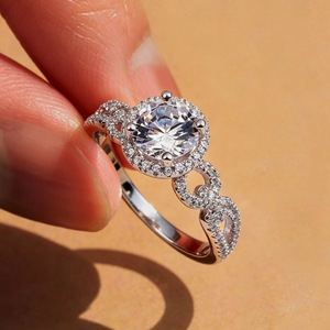 Anello di Fidanzamento con Zirconi a Quattro Punte e Fascia a Catena, Gioiello di Lusso per Proposta di Matrimonio - Product Image 3
