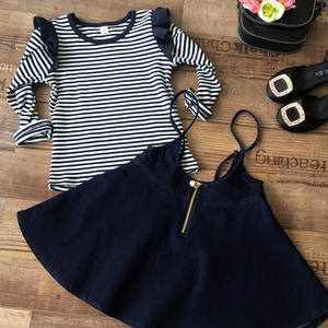 Vente en gros Dubaï Boutique en ligne : Robe fantaisie en jean à bretelles pour bébé fille, collection Printemps, avec motifs rayés et t-shirt long - Product Image 3