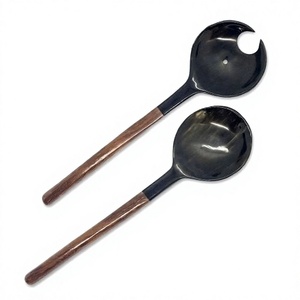 Ensemble de couverts en corne de vache avec longues poignées en bois, durables, légers, résistants, compatibles lave-vaisselle, pour service de salade et réceptions, style vintage - Product Image 1