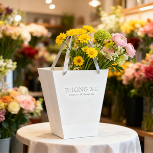Sac d'emballage cadeau en papier couché trapézoïdal carré personnalisé fleur blanche avec logo fourre-tout en argent chaud imprimé - Product Image 2
