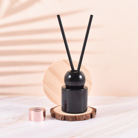 Bouteille en verre de diffuseur noir brillant de luxe de 50ml avec épaulement plat et bouchon à vis et design coloré par vous-même