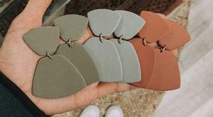 Boucles d'oreilles en résine faites à la main les plus vendues pour femmes – Bijoux de mode élégants et légers – Collection en résine disponible à la vente - Product Image 5