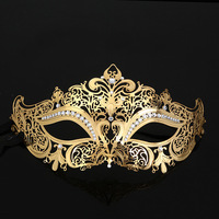 Masque de fête doré orné de strass avec un design élégant et scintillant pour les bals costumés et les événements