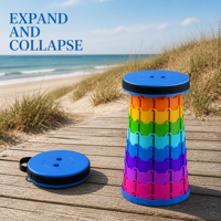 Tabouret pliable arc-en-ciel avec boucle de fixation rapide pour les séances photo en bord de mer, sur les dunes, sur l'herbe ou dans la brise marine