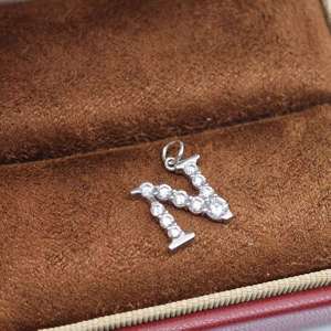 จี้ตัวอักษรเงินแท้ 925 รุ่นคลาสสิกจาก UM Jewelry สำหรับผู้หญิง เด็ก ของขวัญวันครบรอบ วันแต่งงาน และโอกาสพิเศษต่างๆ - Product Image 6