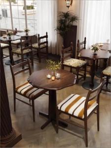 Juego de Mesa y Sillas de Madera Maciza Estilo Francés Vintage, Muebles Comerciales para Cafetería, Panadería, Pastelería y Restaurante de Bebidas Dulces - Product Image 1