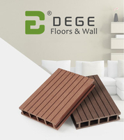 Planches de terrasse extérieures modernes en WPC anti-UV, résistantes à l'humidité, avec décor 3D en relief pour cafés et terrasses