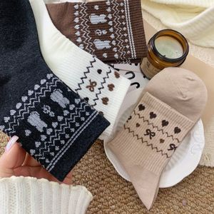 Calcetines Fair Isle para Mujer, Medios, Color Gris Oscuro, Marrón, Blanco y Color Avena, Antibacterianos, Absorbentes de Sudor, para Jóvenes de 18 a 40 Años - Product Image 1