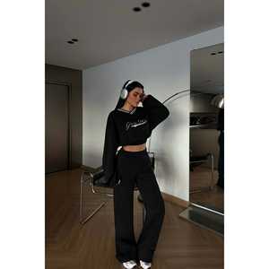 Ensemble 2 pièces pour femmes à imprimé floral noir, haut à capuche et bas amples pour la saison hivernale - Product Image 3