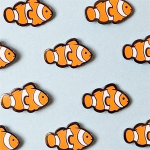 Pin de esmalte de pez payaso, bonito diseño de dibujos animados, rayas blancas y naranjas, broche de pez marino, insignia de vida marina, regalo para amantes de los peces, venta al por mayor - Product Image 2